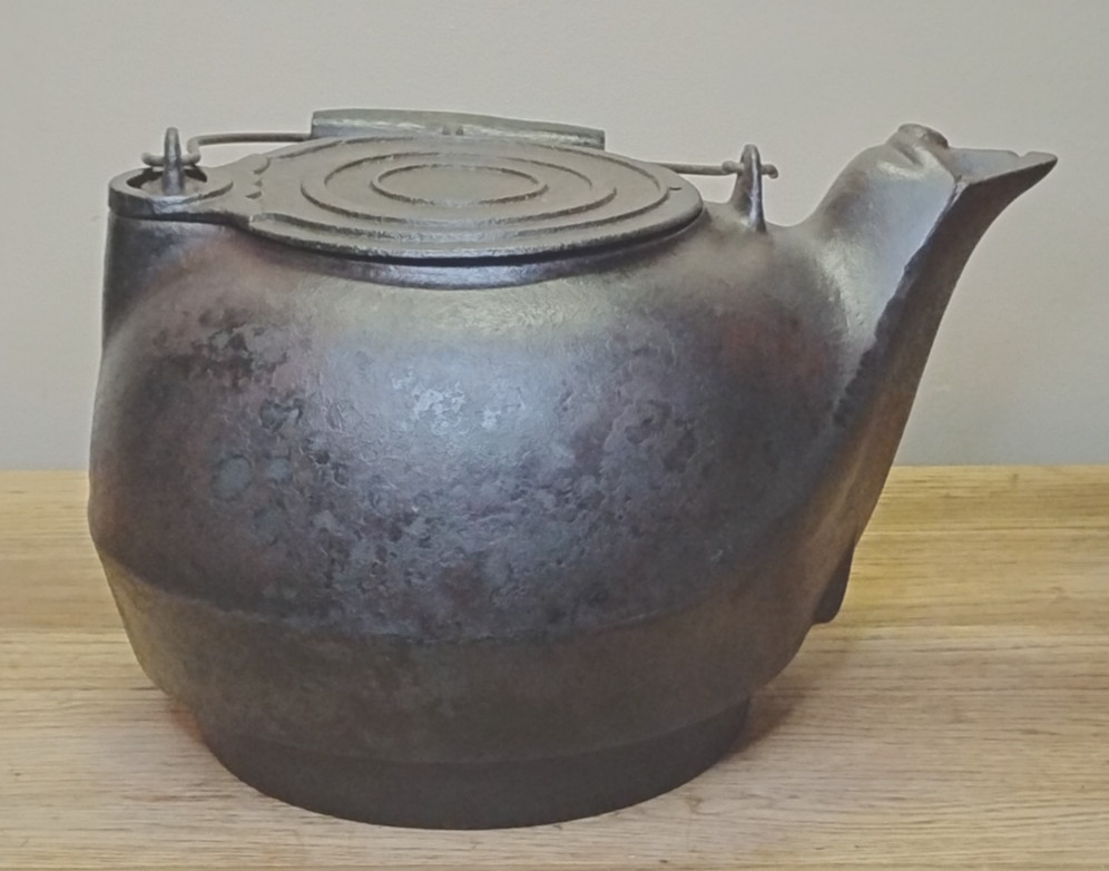 Antique Cast Iron Tea Kettle Gate Mark Embossed 8 & RT Wood Handle Red Iron