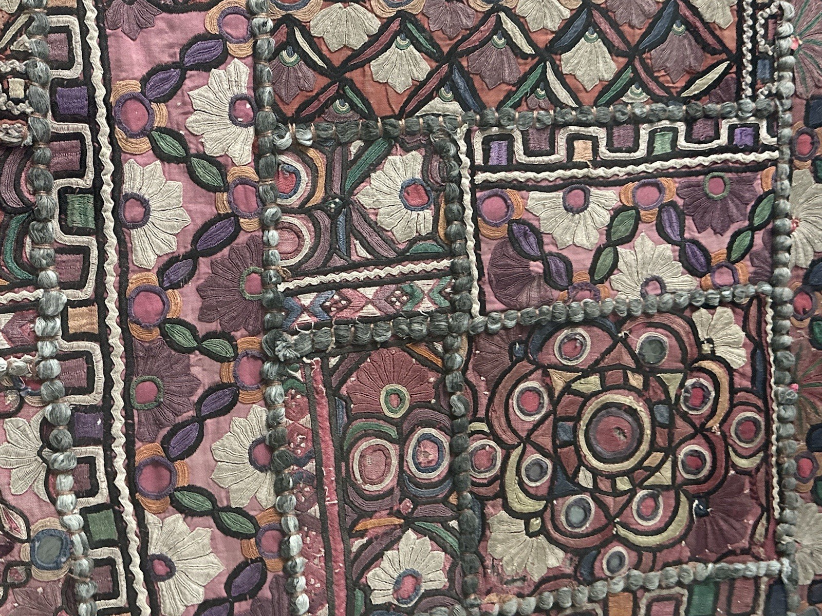 Antique India Katchi Patchwork Embroidered Tapestry WALL HANGING 31.5×46″