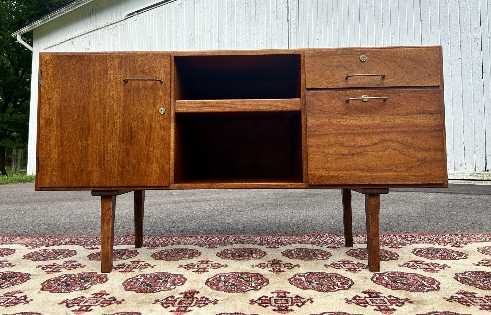Mid Century Modern Jens Risom Walnut Credenza/Media Cabinet SHIP RATES N DSCRIPT