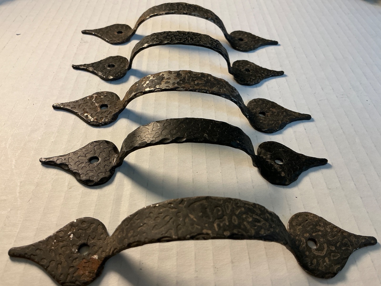 LOT OF 5! VINTAGE COLONIAL SPADE HAMMERED METAL DRAWER PULLS 3 1/4” C TO C