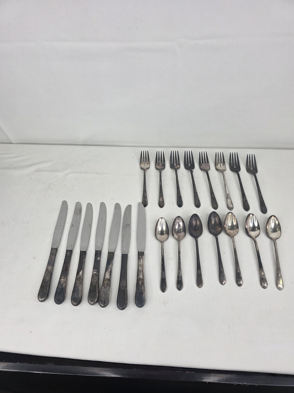 22 Pieces 1847 Rogers Bro International ADORATION Silverplate Knives Fork Spoons