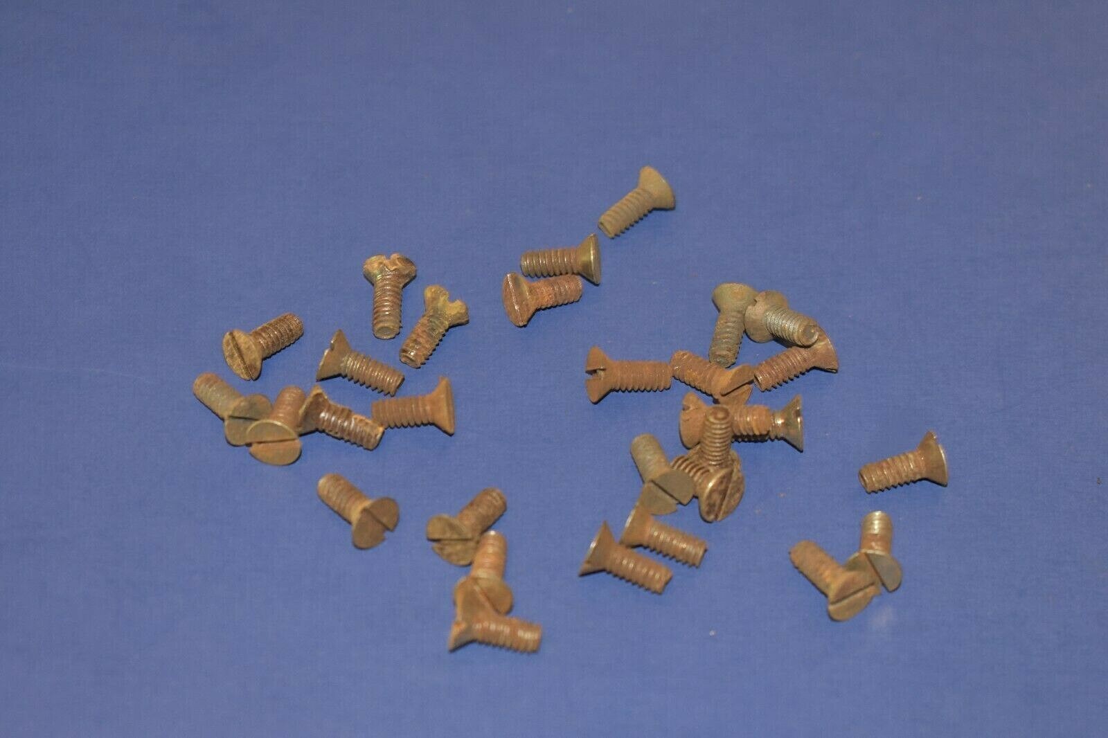 29 Vintage 10-24 x 1/2″ Slotted Flat Head Steel Machine Screws Bolts