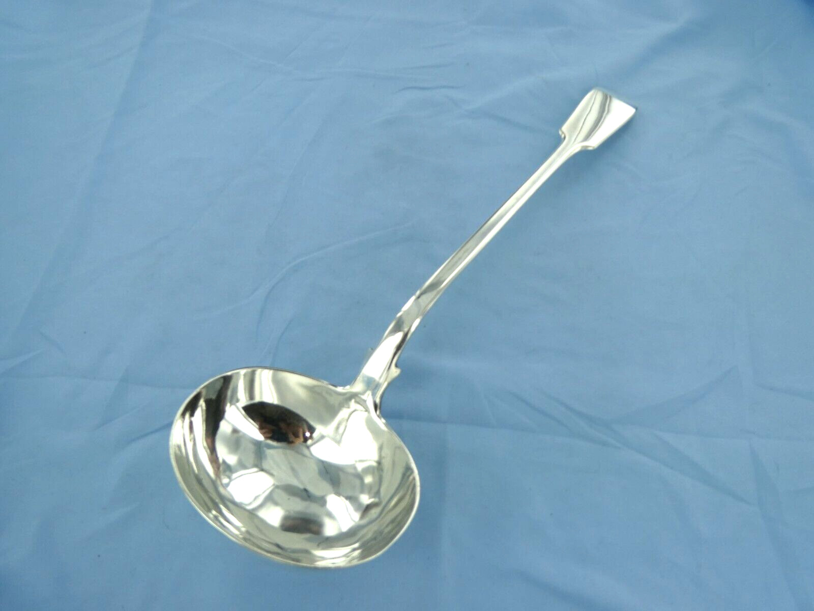 AN ANTIQUE STERLING SILVER FIDDLE BACK SOUP LADLE, LONDON 1857.
