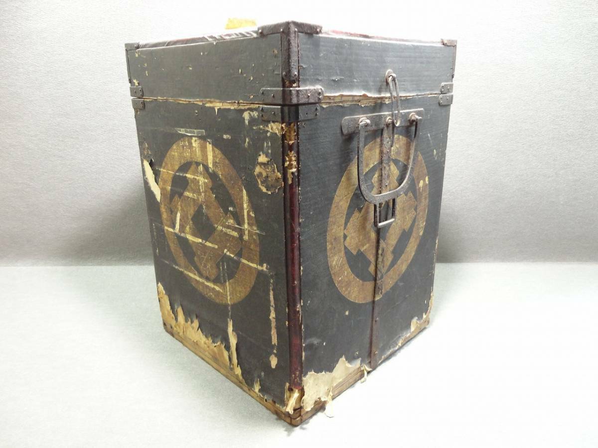 16th/Muromachi Era? Japanese Antique Yoroi Storage Box w/Family Crest by 明珍