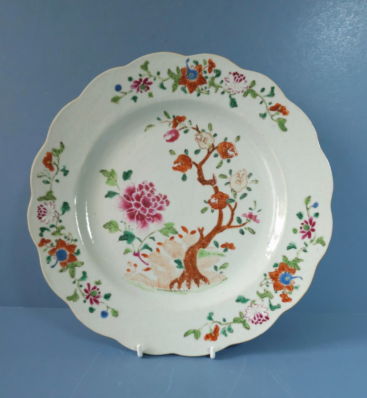 Chinese Famille Rose Porcelain Plate Qing Dynasty. 23.cm in diameter.