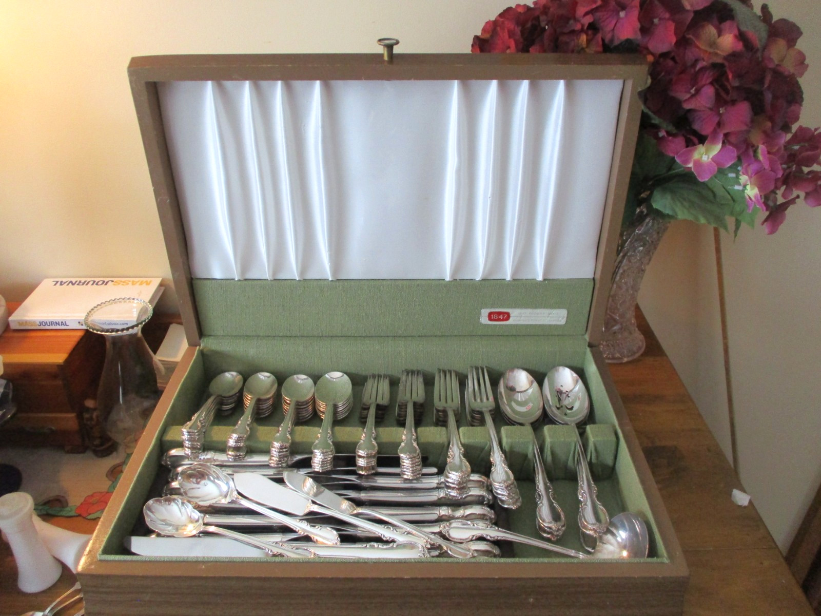 1847 ROGERS BROS 14 PLACE SETTING “REFLECTION” PATTERN SILVERPLATE W/BOX