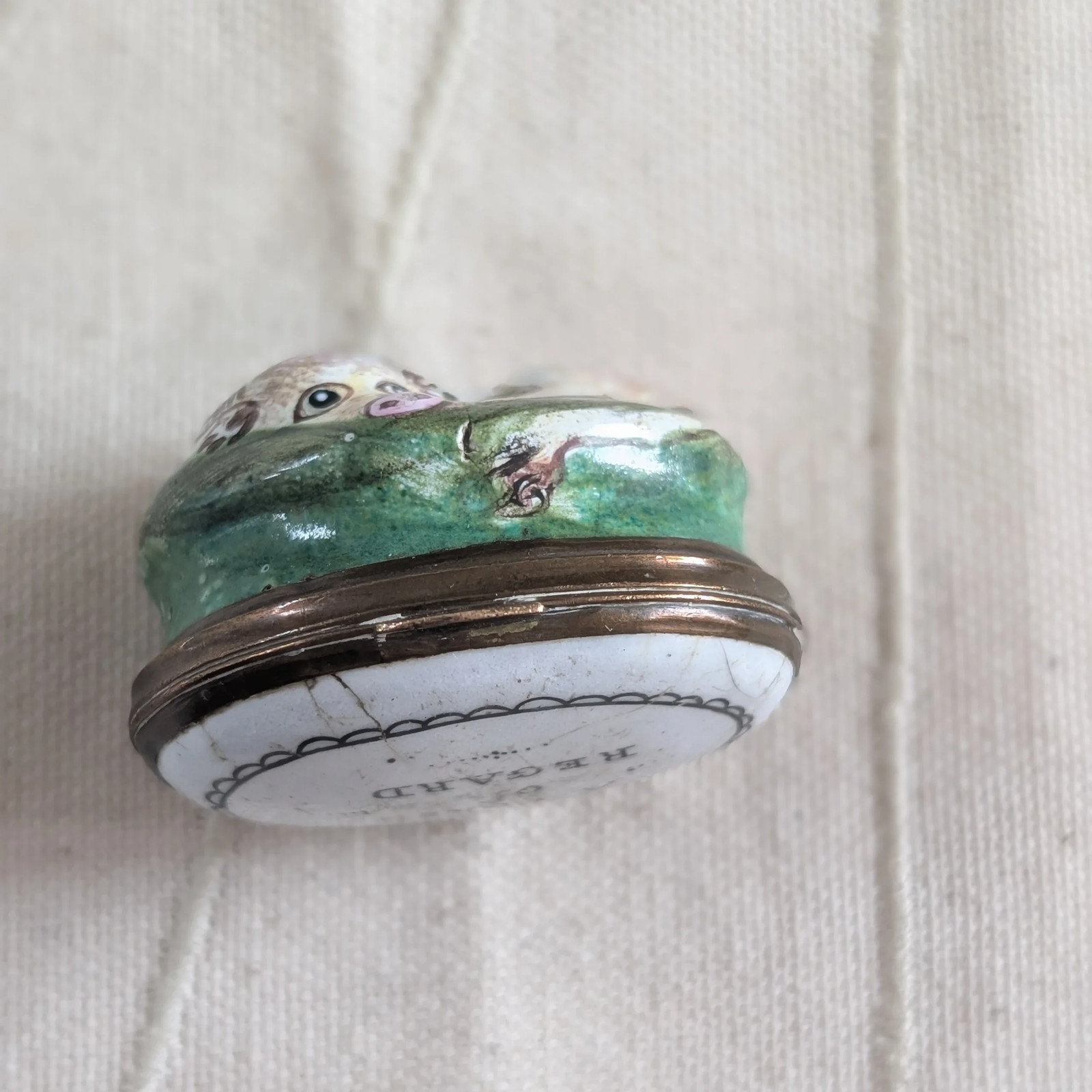 GEORGIAN BILSTON ENAMEL PATCH BOX BULL TOKEN OF REGARD 1780S ANTIQUE PRE-1800