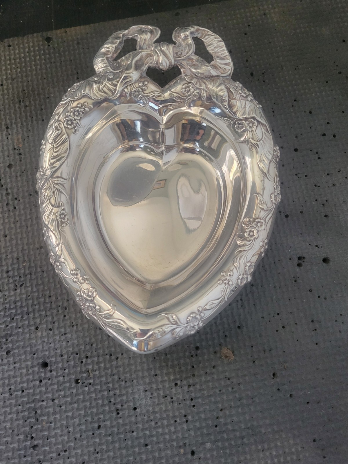 Reed & Barton 230 Heart And Bow Silverplate Candy Trinket Nut Dish