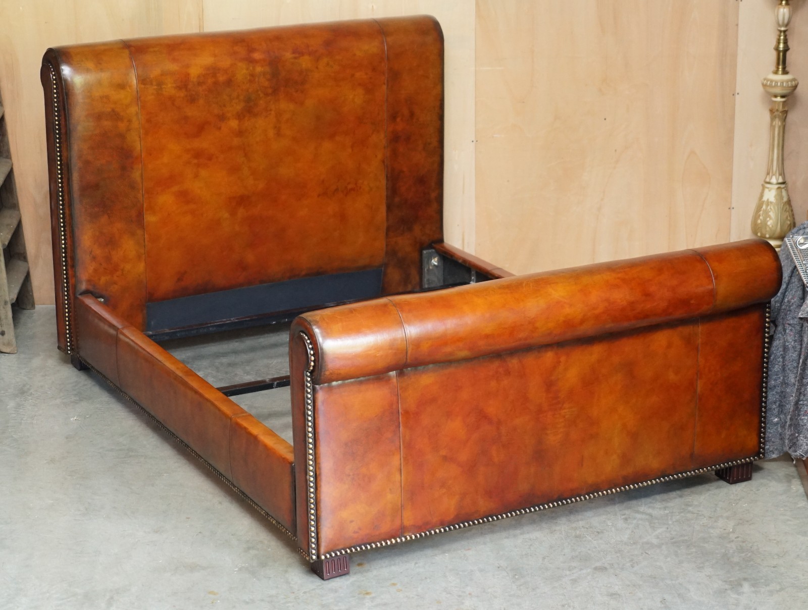 EXQUISITE RALPH LAUREN HAND DYED EUROPEAN KING SIZE BROWN LEATHER BED FRAME