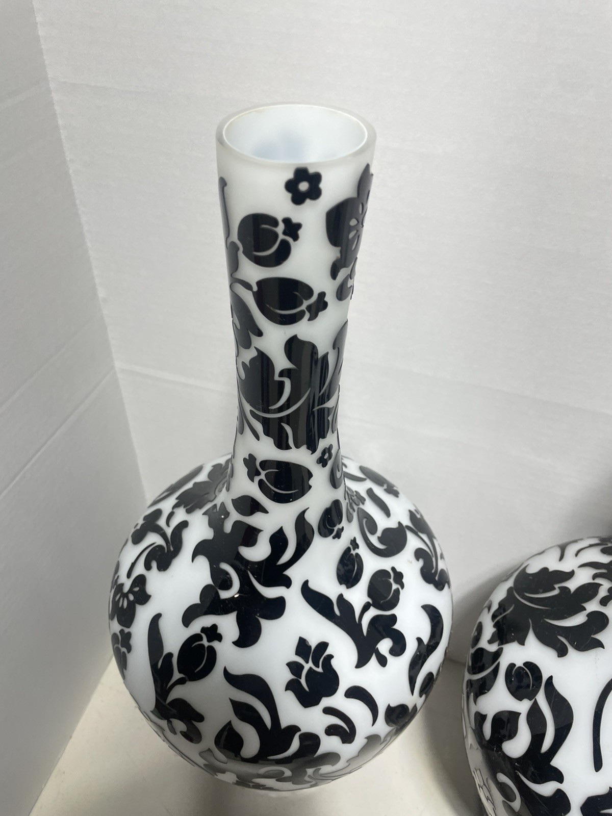 Pair of Vintage Chinese Peking Glass Vase Gloss Black & Matte White 20,5″ Tall