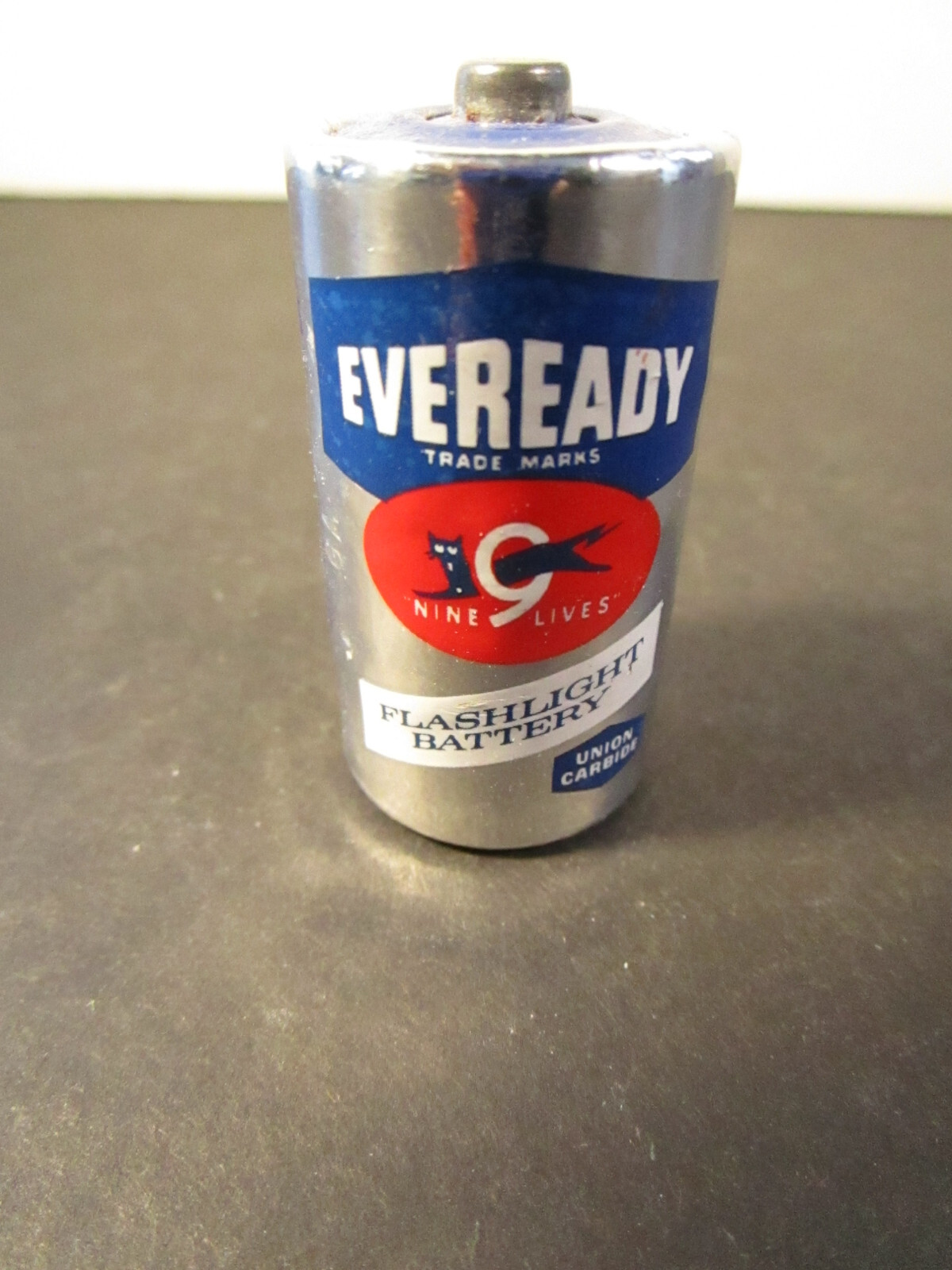 vintage dead Eveready nine lives flashlight battery, paper, No. 935 size C 25c