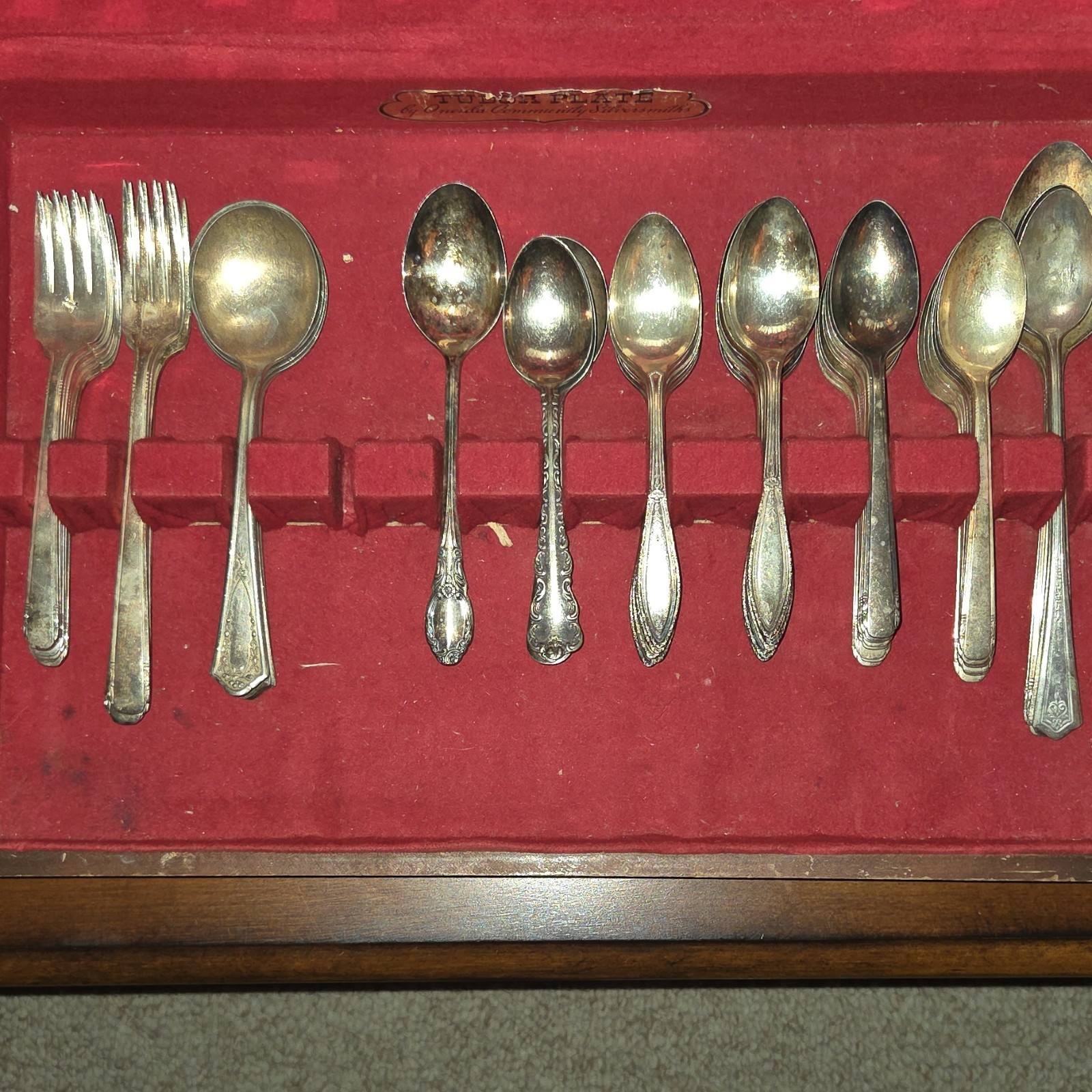 Oneida Community Silversmiths Tudor Plate Silverplate Flatware Set