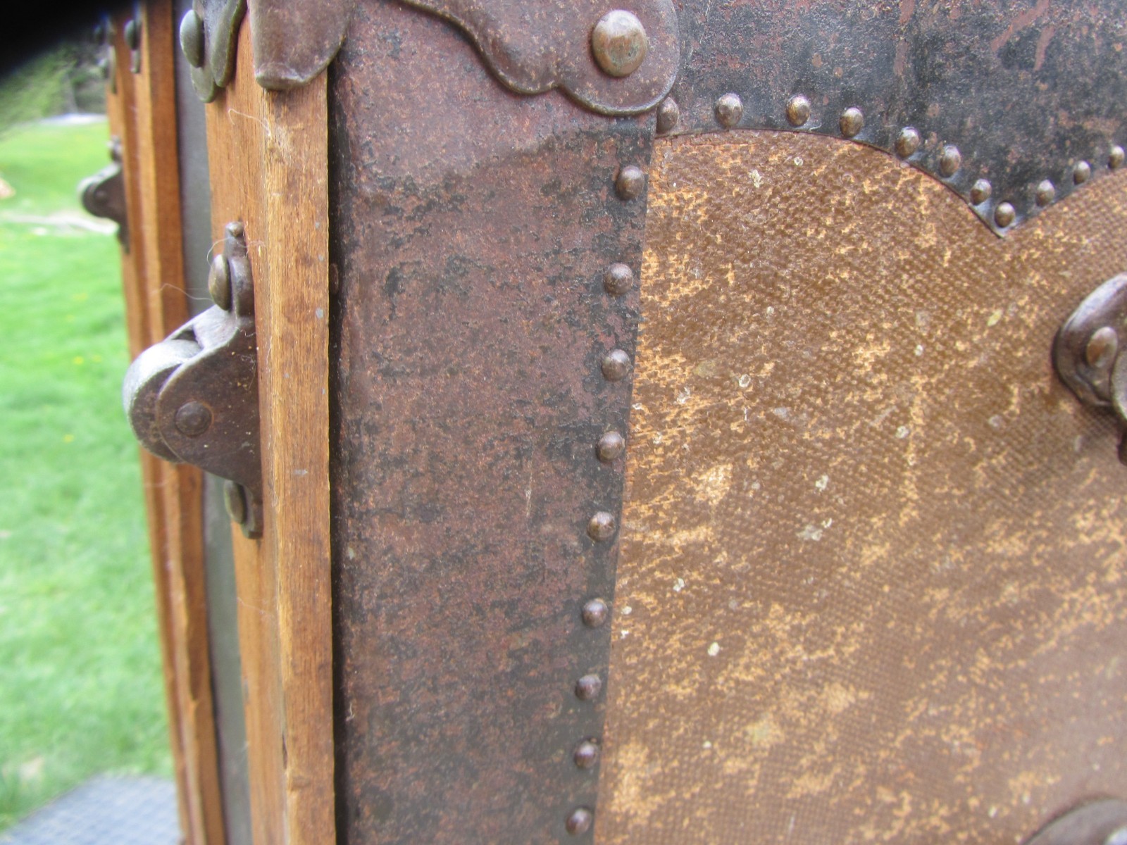 Antique Brown Wood Flat Top Steamer trunk Roller n key riveted trim solid