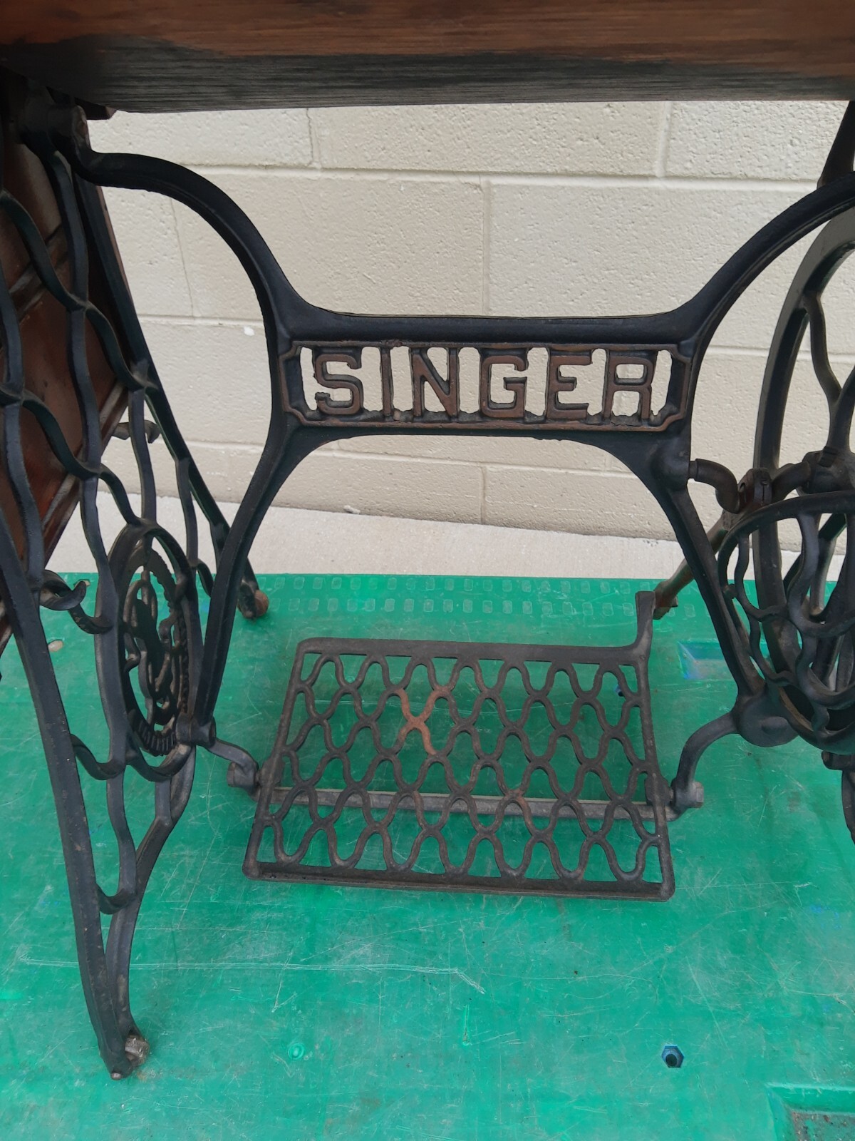 Antique 1901 Singer Sewing Machine,Oiled, Cleaned, Working, Attachments Included