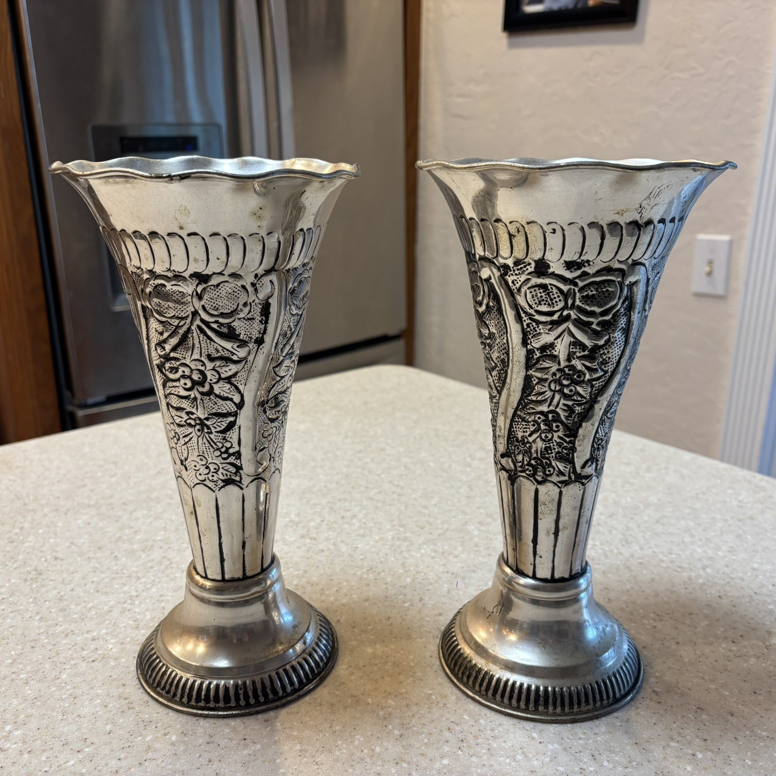 VTG 2 LEAVES & FLOWERS RIPPLED RIM MIDDLEEASTERN HAMMERED TINNED COPPER VASE SET