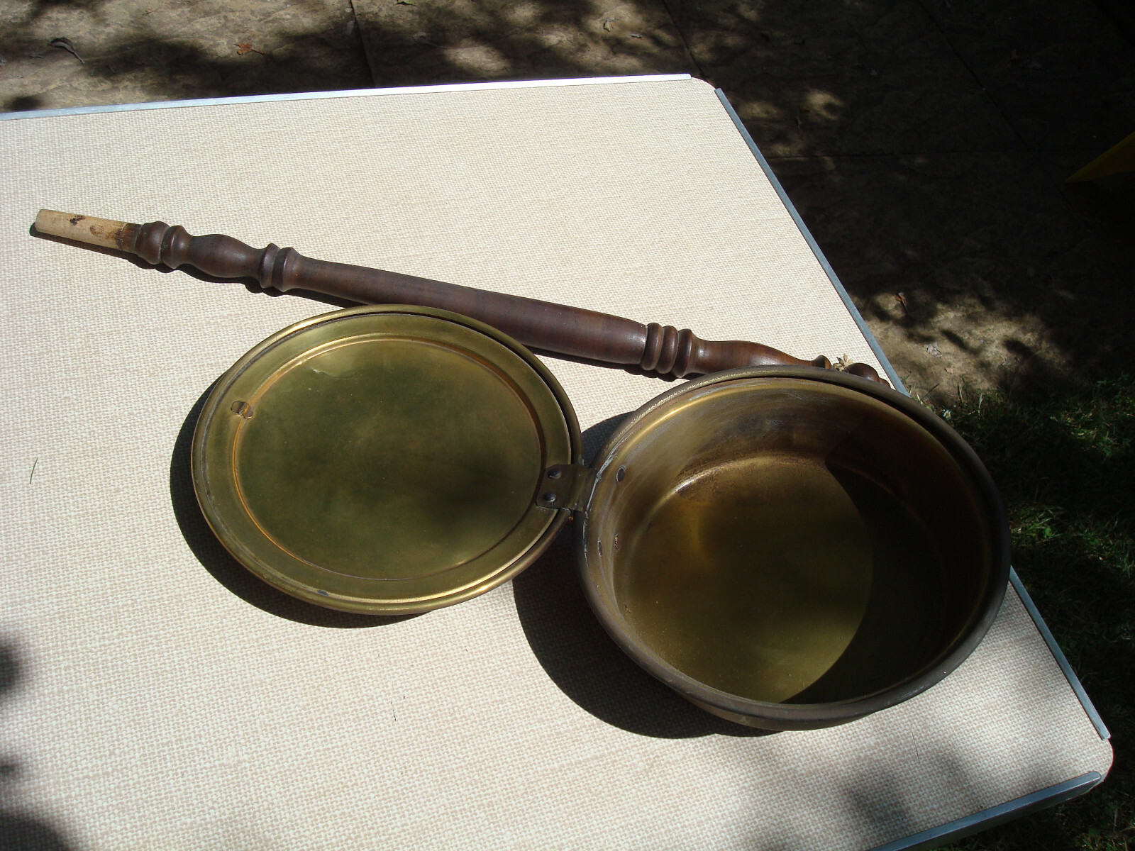 ANTIQUE BRASS ‘PEERAGE’ BED WARMING PAN WITH WOODEN HANDLE APPROX. 35″ LONG
