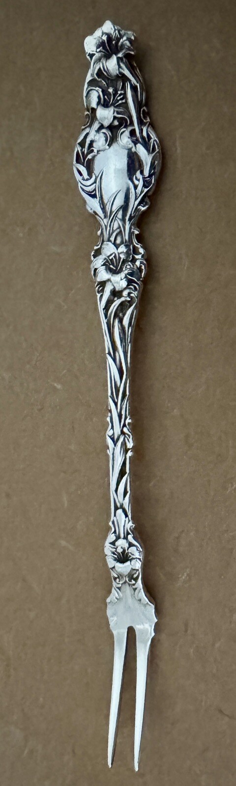 WHITING MFG LILY 5 5/8” STERLING RARE 2 TINE LEMON SERVING FORK OLD PIECE