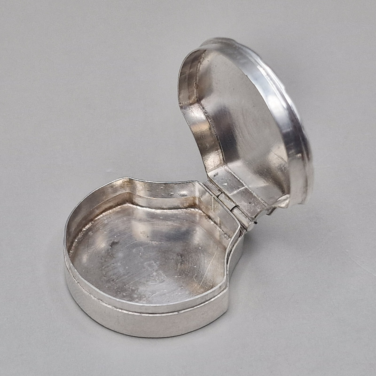 Solid Silver Pill Box Bright Cut Scrolls by Douglas Pell Silverware London 1995