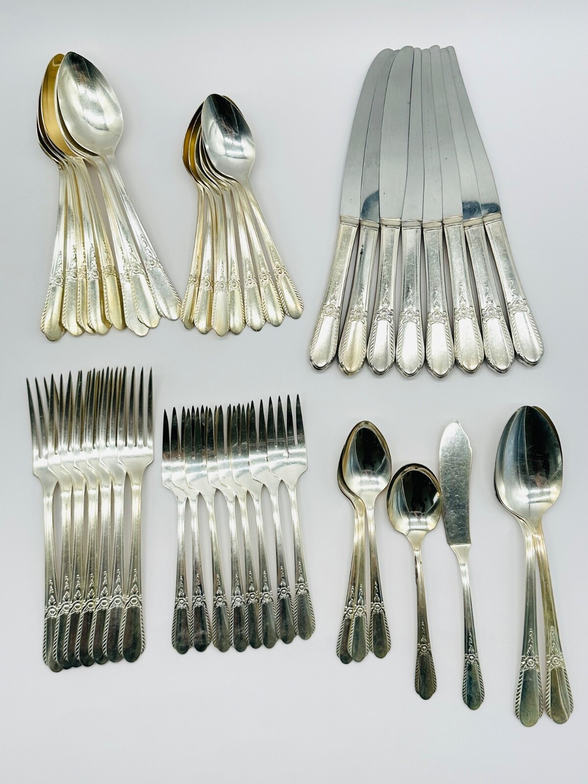 Simeon L George H Rogers Company A A Oneida LTD Pendant 40 piece Service For 8