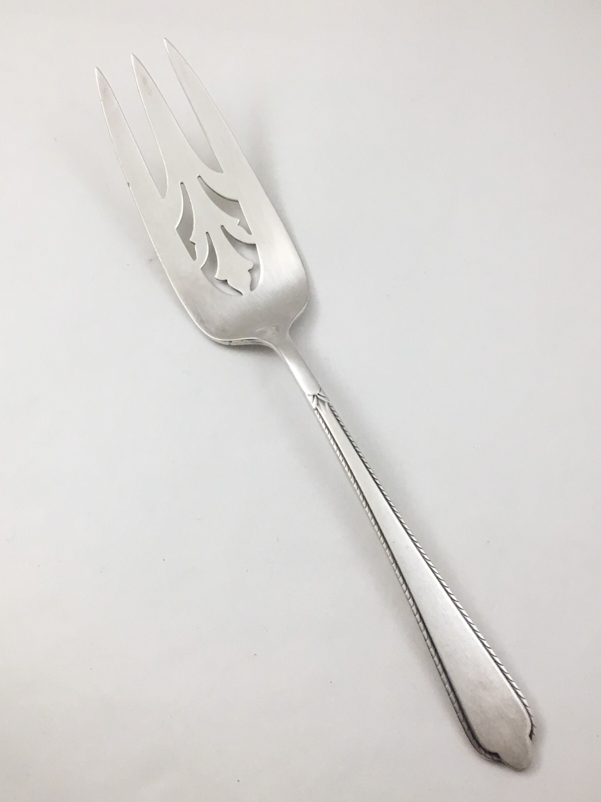 Guest of Honor IS Holmes & Edwards Silverplate Cake Serving Fork 8 3/8″