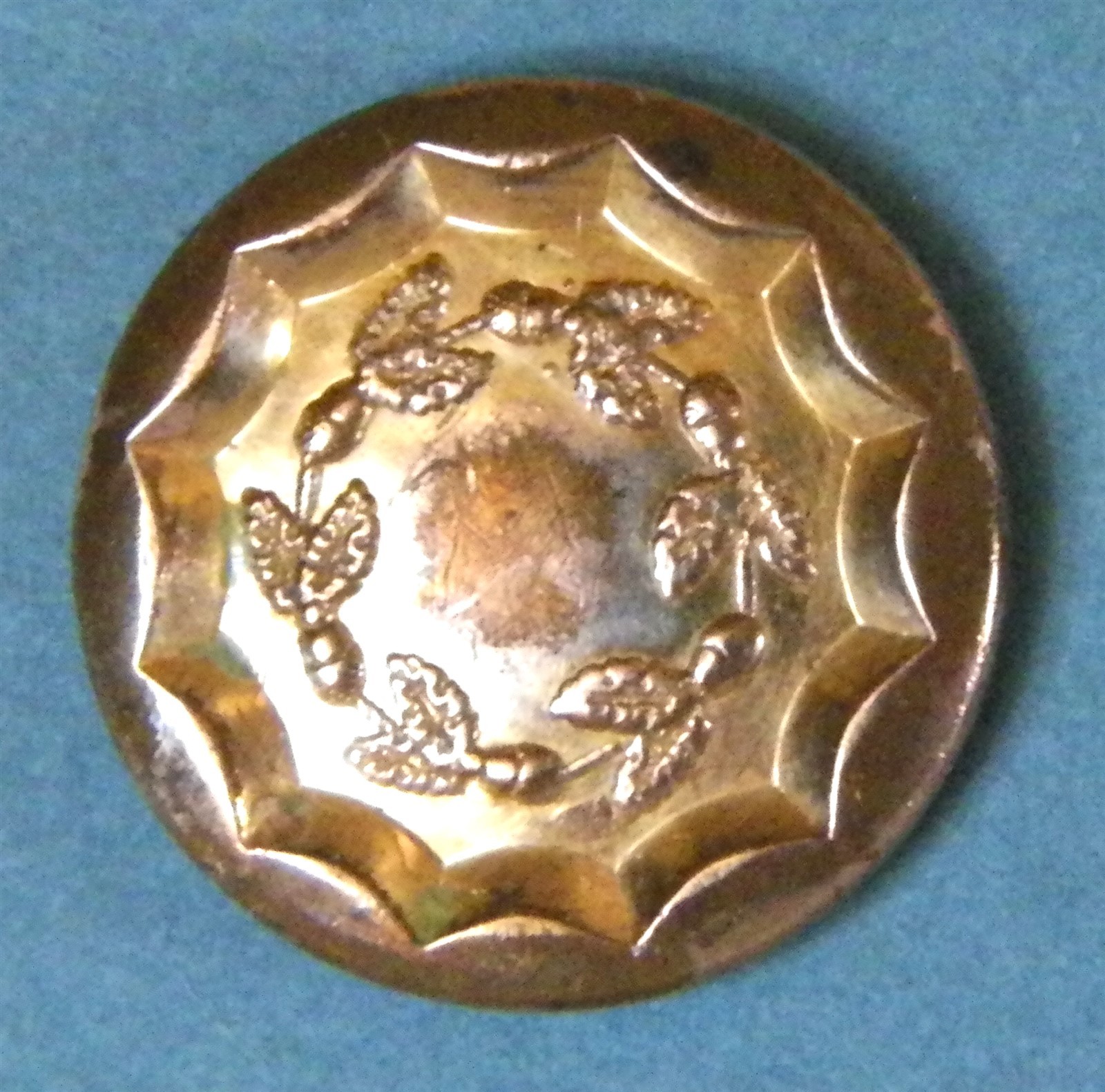 Bb OAK WREATH Antique GOLDEN AGE BUTTON W.H. JONES & CO. EXTRA backmark Medium