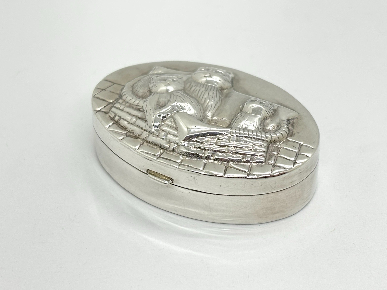 Solid Sterling Silver Pill Box / Trinket Case – Cat / Kittens in basket – 17.7g