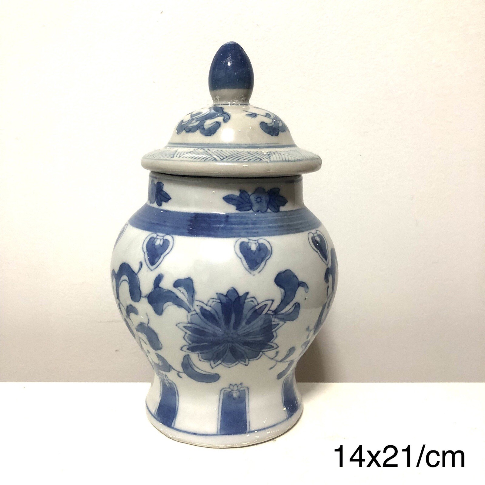 Chinese porcelain general-shaped jar with red glaze