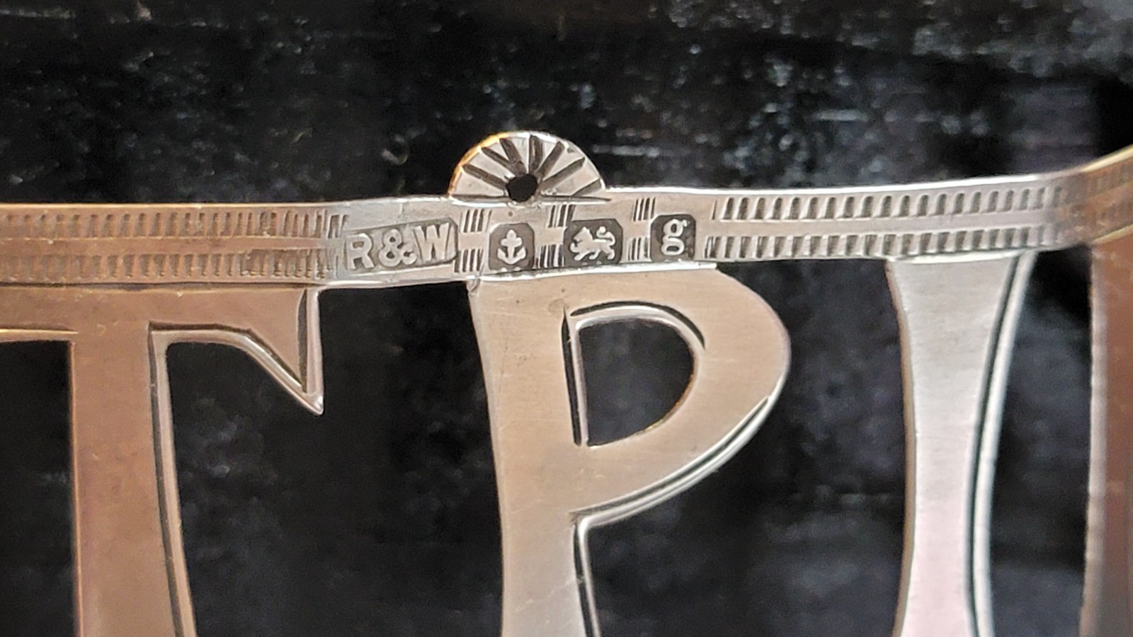 1906 REYNOLDS & WESTWOOD HATPIN HOLDER SILVER CUTOUT “HATPINS” DOWEL/WOOD BASE