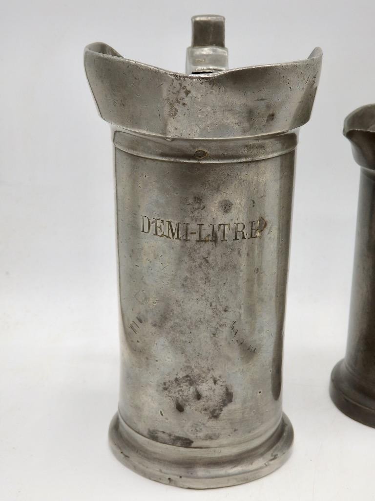 Antique Graduated Set of 6 FRENCH LIDDED PEWTER MEASURES Handle, Lip & Lid – vgc