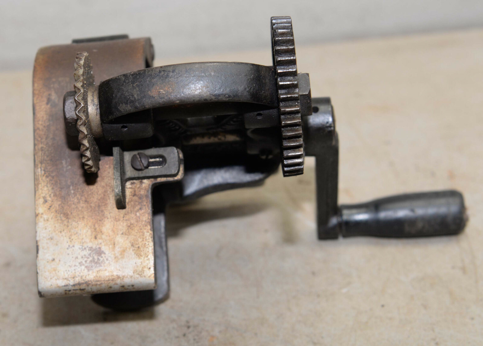 Rare 1917 Defiance Button Pinking machine iron gear sewing tool collectible