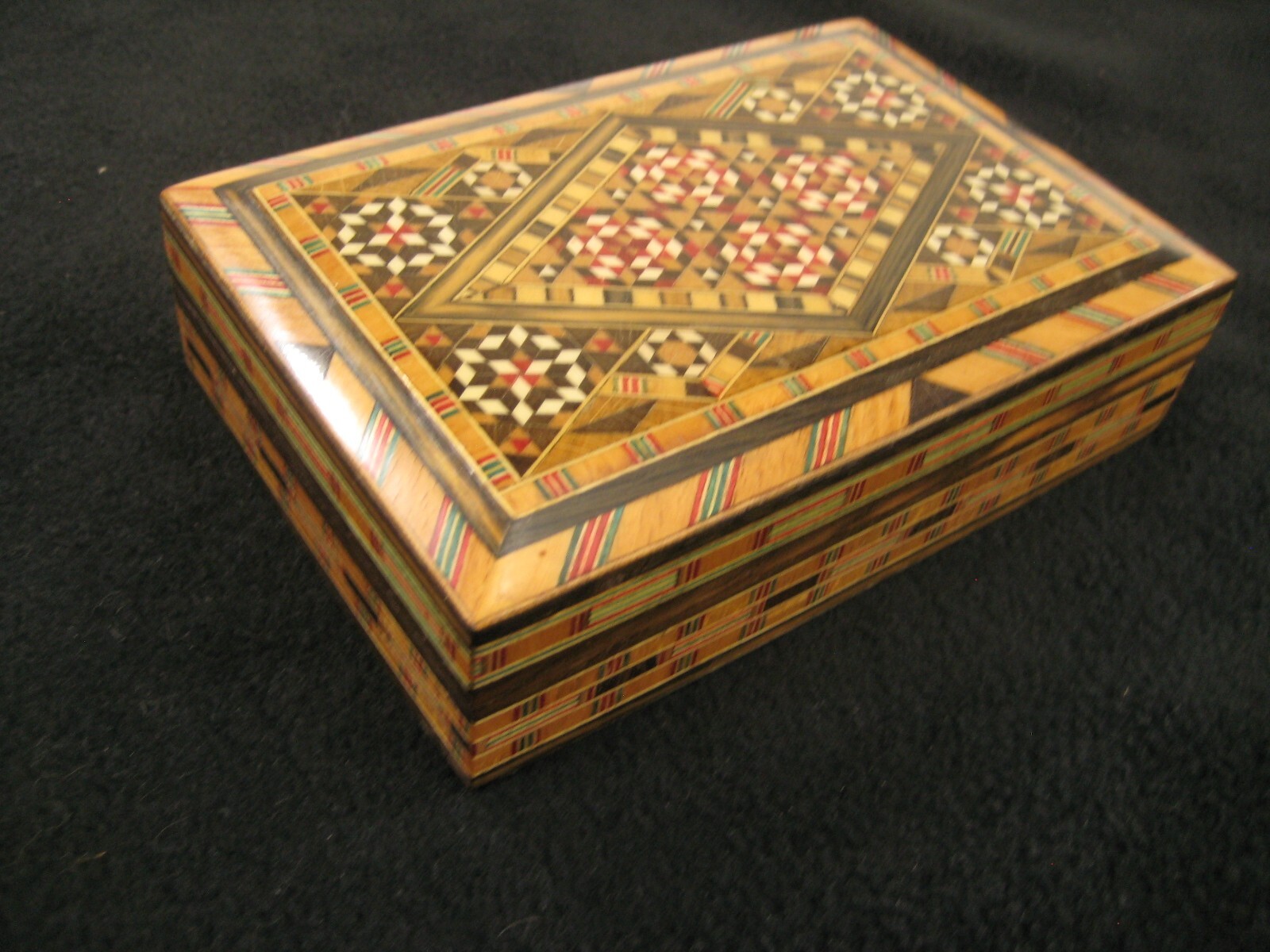 ANTIQUE WOODEN PARQUETRY LIDDED TRINKET TREASURE BOX