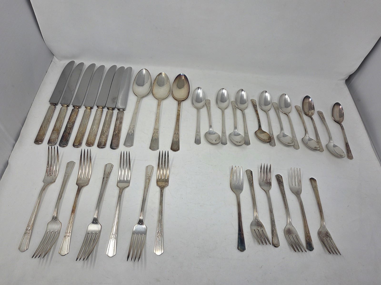 Lot of 36 Wm Rogers International Court Sovereign (1939) Silverplate Flatware