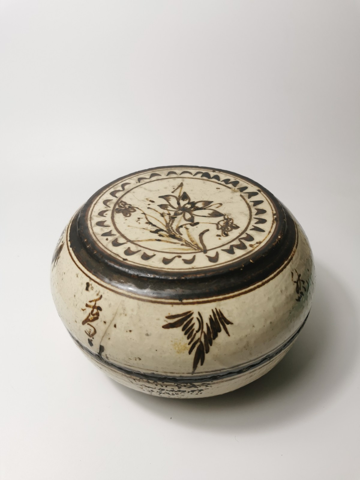 Northern Song dynasty A painted ‘Cizhou’ ‘floral’ box and cover Sotheby’s 2023