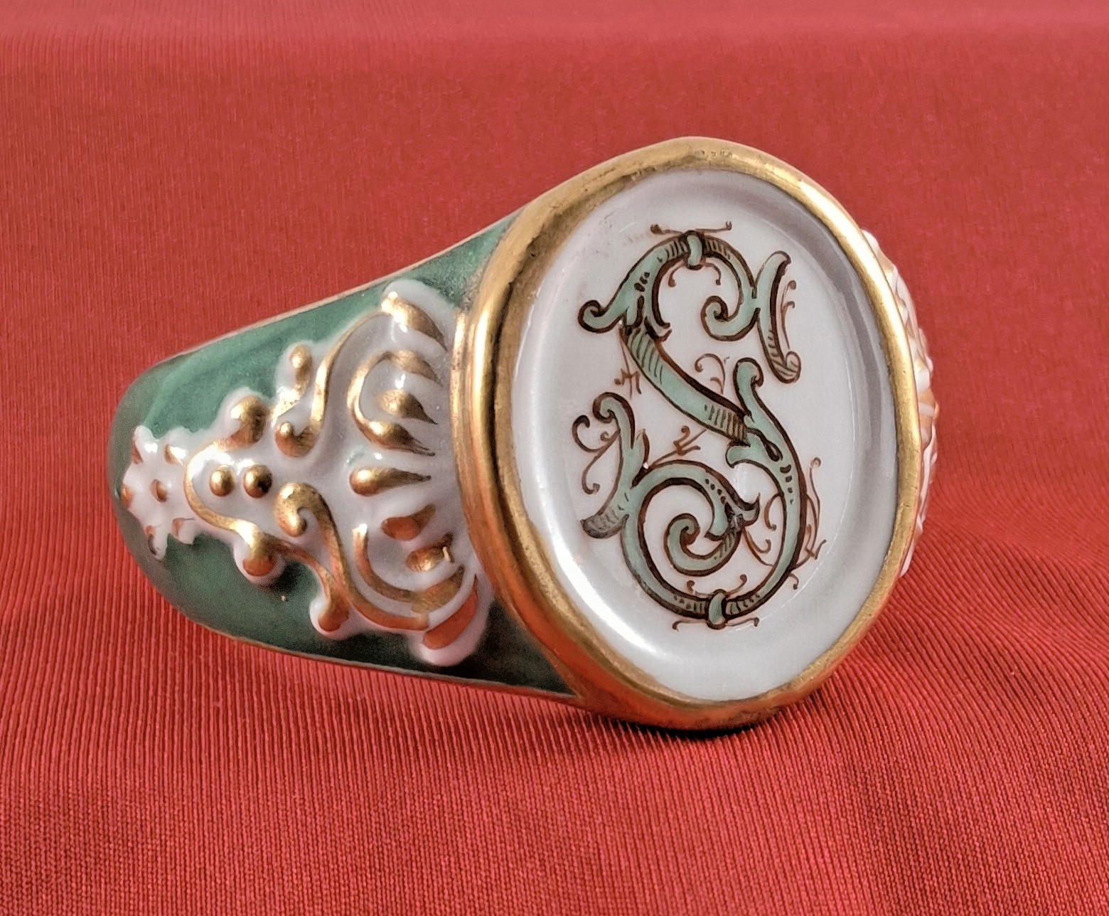 Antique Old Paris Porcelain “S” Napkin Ring, Green & Gold, very good condition