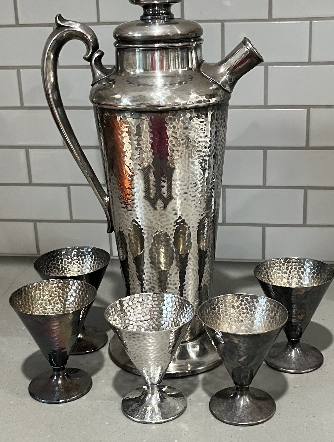 1927 MERIDEN Silver Plate Hammered Cocktail Shaker 5 Cups Antique 13” Art Deco