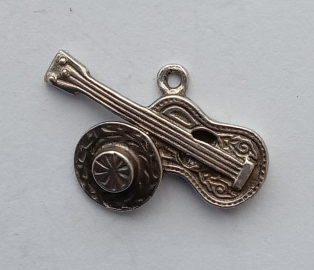 1960s-80s VINTAGE SILVER BRACELET CHARM LATIN AMERICA GUITAR AND HAT. CH2-7