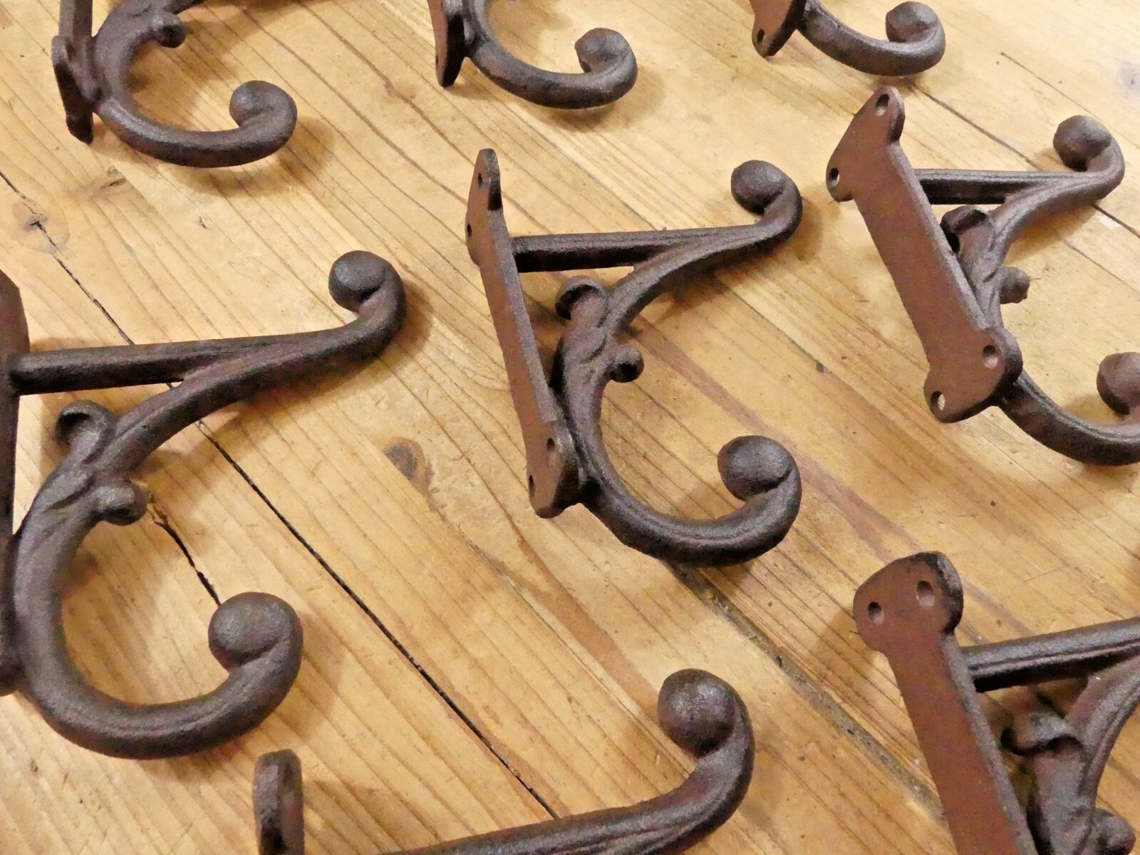 8 BROWN RUSTIC COAT HOOKS ANTIQUE STYLE CAST IRON 4.5″ WALL DOUBLE RESTORATION !