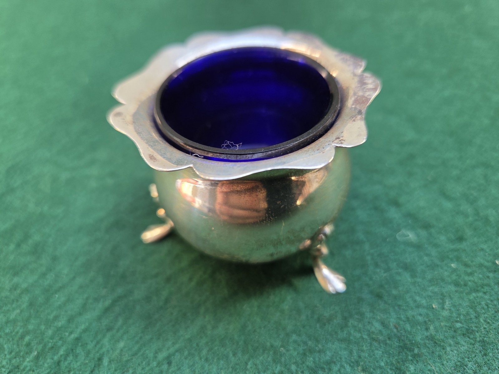 CAULDRON SHAPED SILVER SALT BY CHARLES S GREEN LTD & BLUE LINER H/M B’HAM 1918