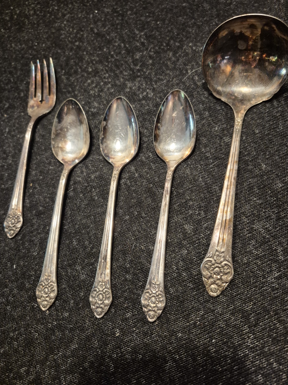 1881 rogers oneida silverware PLANTATION Ladle, 3 Teaspoons, 1 Salad Fork. 5 pcs