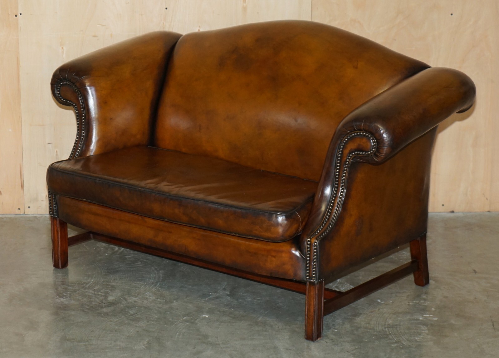 FINE ANTIQUE REGENCY HUMPBACK STYLE RESTORED BROWN LEATHER SOFA ARMCHAIR SUITE