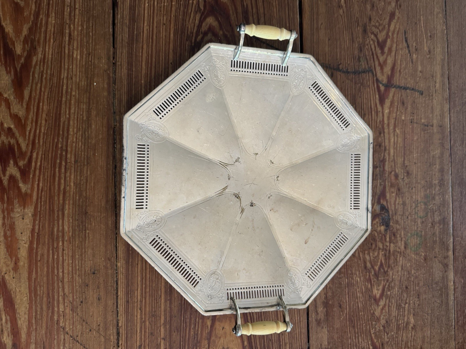 Vintage Wilcox 1974N Silver Plated Engraved Octagonal Pedestal Platter – US