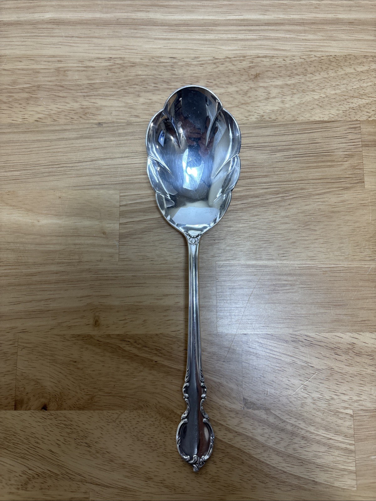 Vintage 1847 Rogers Brothers Reflection Pattern Solid Shell Casserole Spoon