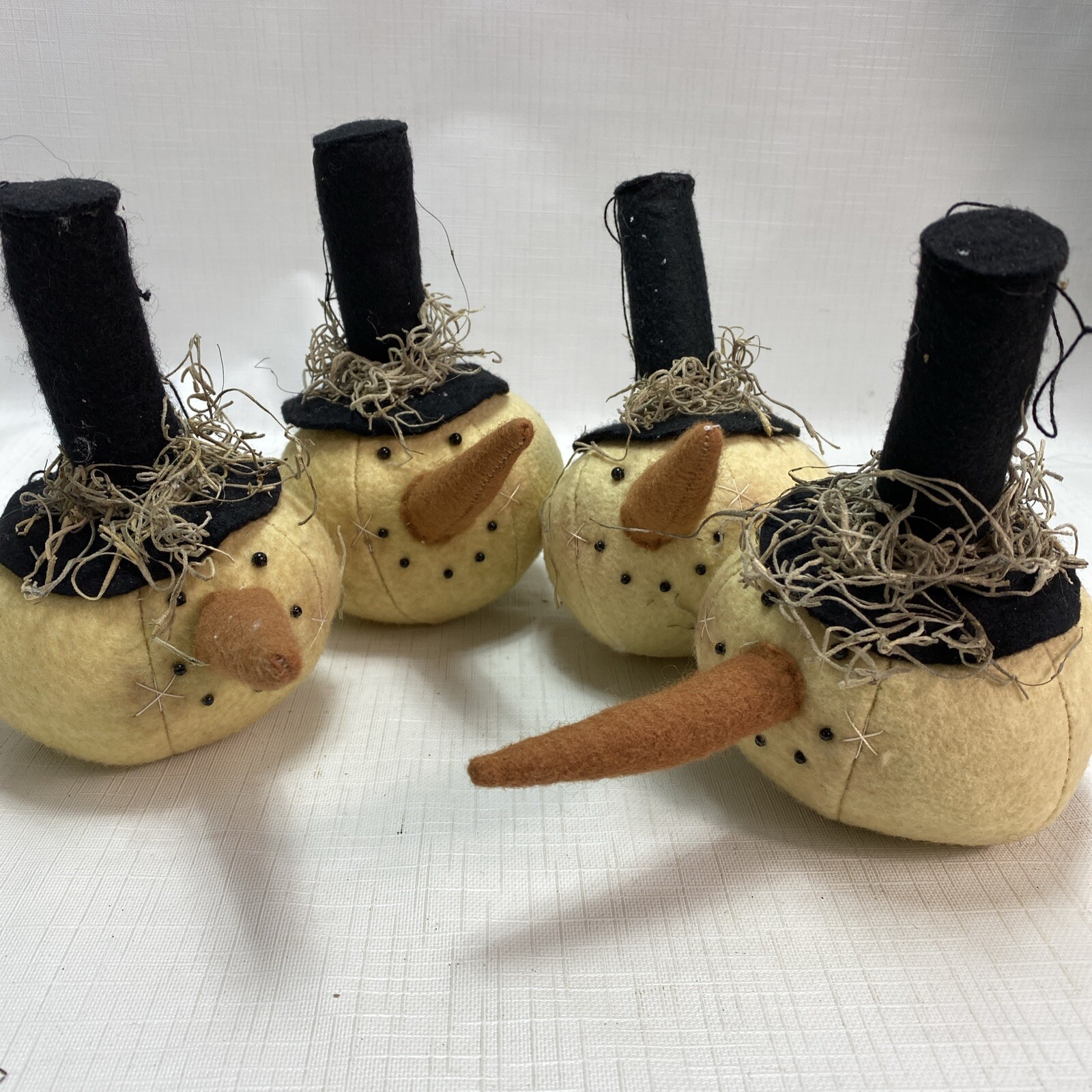(1)Folk Art SNOWMAN SNOWBALL HEAD Christmas Ornament Cloth Carrot Nose & Top Hat