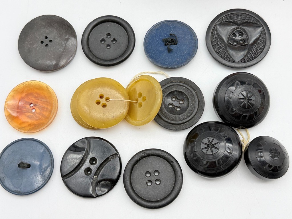 LOT of 16 Vintage Large Carved Celluloid Plastic Coat Buttons 1-3/4″ 4 Hole
