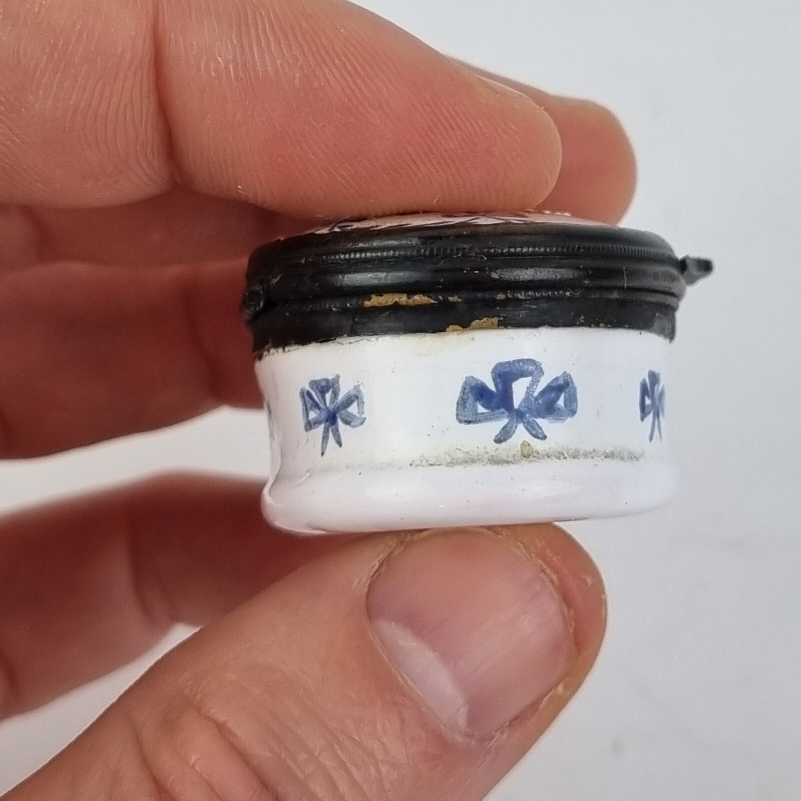 Antique 18thC Bilston Enamel Patch Box 4.1cm Wide