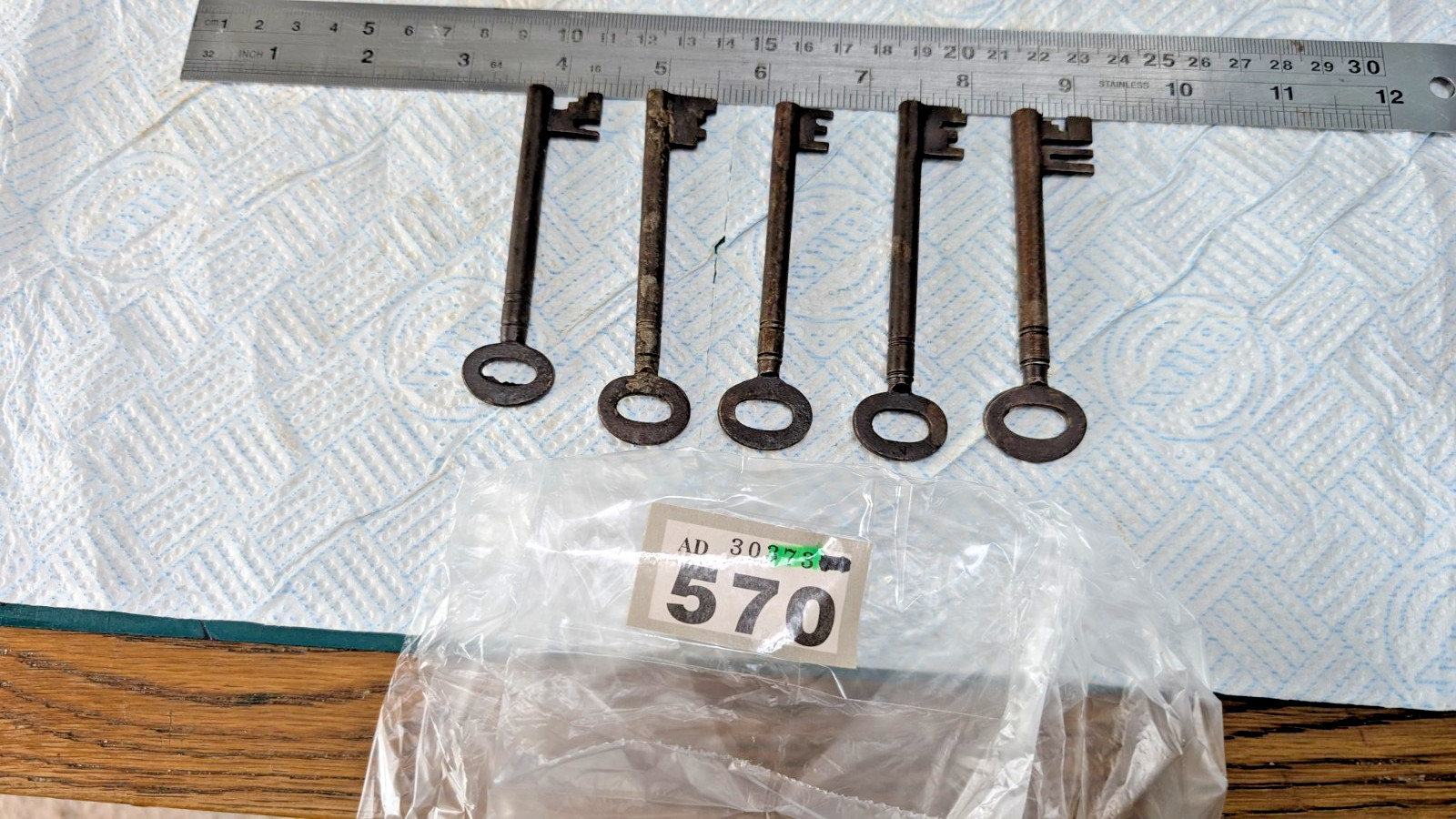 LOT OF 5 large VINTAGE metal keys lot no.570