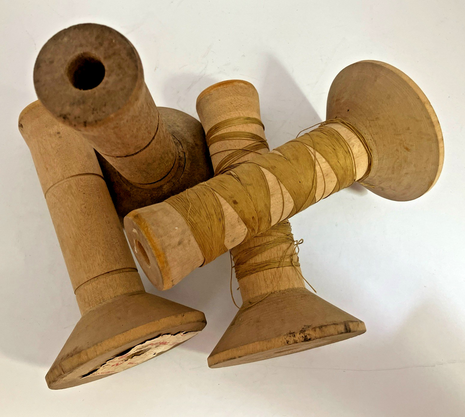 4 Vintage INTRINSIC The American Thread Co Wooden Spool 5.5″ tall 3″ base EMPTY