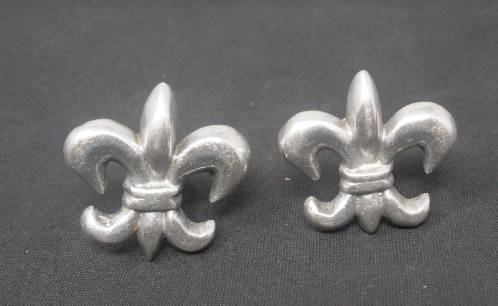 Vintage Fleur de lis Silver Color Cabinet Pulls/Knobs. Set of 2. 1 3/4″ Wide