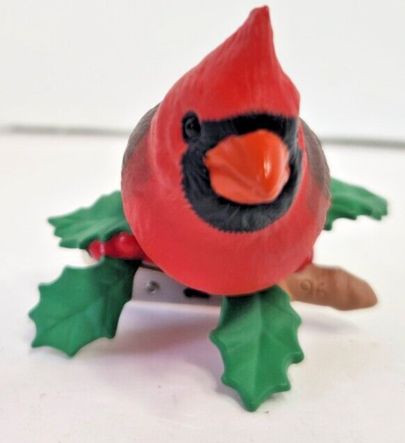 HALLMARK KEEPSAKE REGAL CARDINAL CLIP ON 1996 QX6204