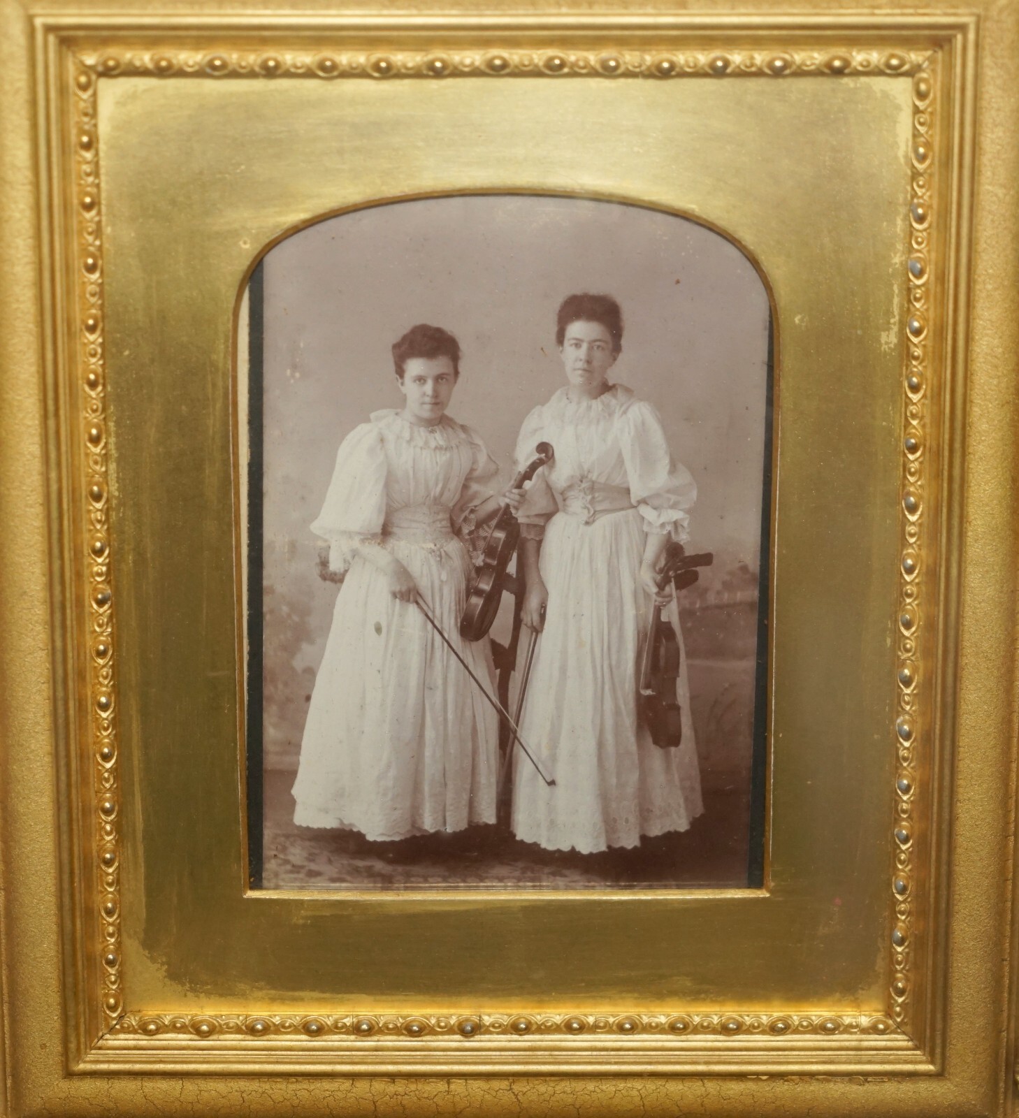 ANTIQUE VICTORIAN VIOLINISTS PHOTO & PERIOD FRAME CASED INSIDE DISPLAY CASE